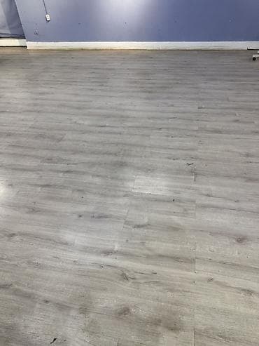 Ламинат светло‑серый, под дерево - Формат доски: прямоугольные планки