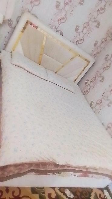 Кровати: Двуспальная кровать с мягким изголовьем и матрасом. - Размер — 1