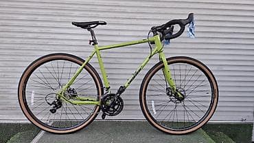 Грэвел‑велосипед с дроп-рулём, алюминиевой рамой и дисковыми