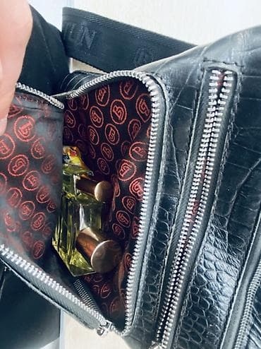 pull and beer: Сумка через плечо из чёрной кожи с тиснением под крокодила. - Формат — 6