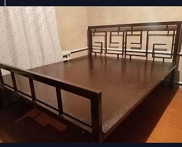 Металлическая кровать с декоративным изголовьем. - Основание: прочная