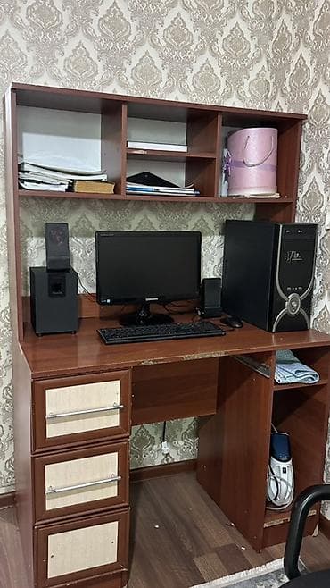 стол кухиний: Компьютерный стол, Б/у, С полками — 3