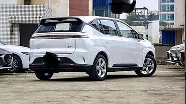 GAC: Это электрический кроссовер Hycan Z03 белого цвета с характерным — 4