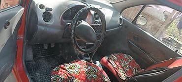 жеңил машина: Компактный пятидверный городской хэтчбек красного цвета. Основные — 3