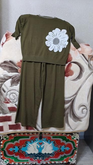 зеленый пиджак: Женский костюм из трикотажа, цвет хаки. Комплект состоит из: - — 1