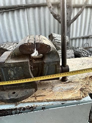 тиски большие: Тиски слесарные массивные, чугунные, с поворотным основанием — 3