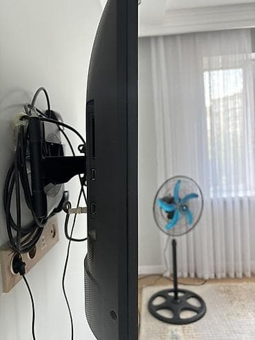 ps3 internet: Телевизор LG, диагональ около 32–37" (по габаритам на стене). Плоская — 4