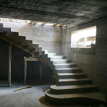 Каптал тосмолорун жасоо: Бетон тепкичи Жеке менчик үй үчүн, Тепкичтин формасы: Көп марштуу — 5