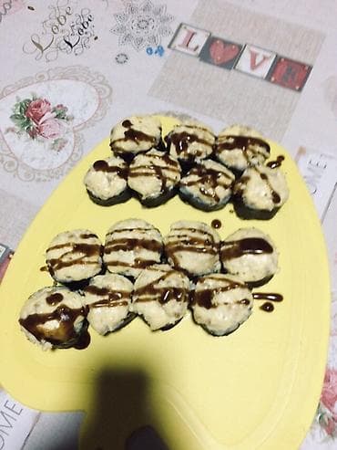 Кондитерские изделия, сладости: Запечённые суши/роллы с соусом - Формат: порция ассорти из — 2