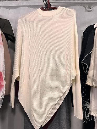 Асимметричный свитер-пончо цвета айвори. - Фасон: свободный силуэт с at lalafo.kg Асимметричный свитер-пончо цвета айвори. - Фасон: свободный силуэт с