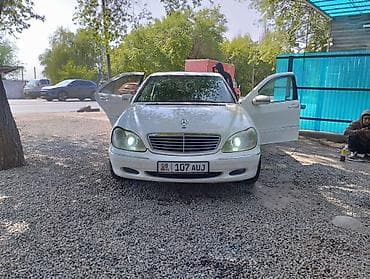 Mercedes-Benz S‑Class W220, седан, белый цвет. Номерные знаки KG