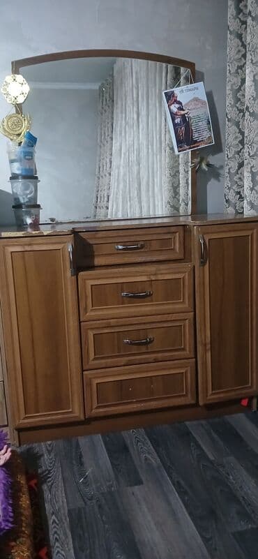 Продаем такой комод с зеркалом!
Цена-4000тыс.сом!
Самовывоз!