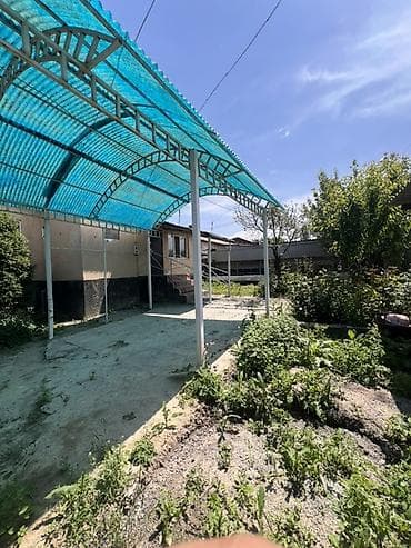 продаю дом ала тоо 1: Продаю дом В селе Кунтуу, большой двор, 4 сарая, тапчан, навес — 2