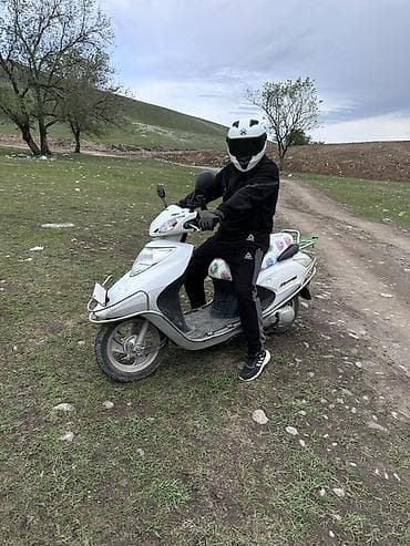 Мототехника: Скутер белого цвета, классический городской вариант. Основные — 2