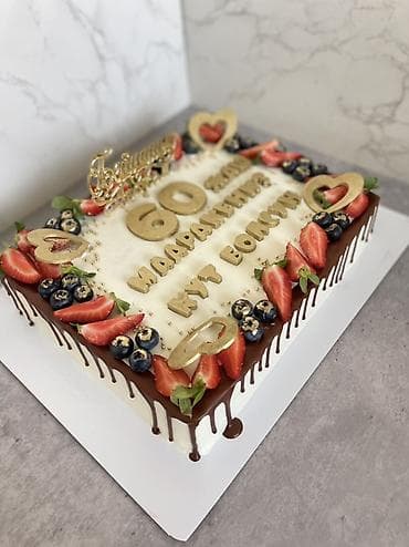 торт с короной: Именные торты на заказ - Декор: кремовые бортики, сахарные шары — 10