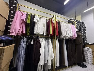 Аксессуары для ТВ: Два больших кронштейна. - Тип: настенные/потолочные крепления — 2