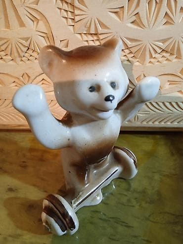 Антиквариат: Фарфоровая статуэтка «Сидящая девушка» - Материал: белый гладкий — 7