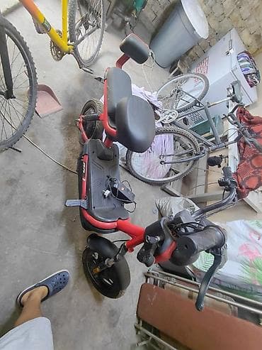 Электроскутер компактного формата с двумя сиденьями - Тип