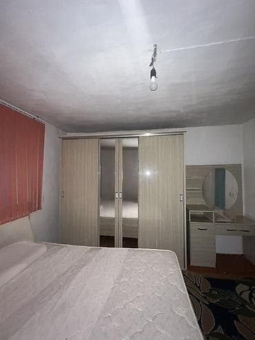 Спальный гарнитур в современном бежево‑деревянном декоре (ламинат с