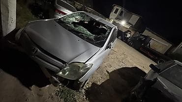 Toyota IST (XP60) серебристый, правый руль, 5‑дверный хэтчбек. Год — 1