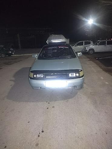 Легковой автомобиль седан (серебристый), с установленным на крыше