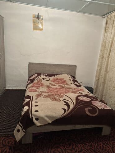 Спальные гарнитуры: Спальный гарнитур в светло‑сером древесном оттенке (ЛДСП). Состав: - — 4