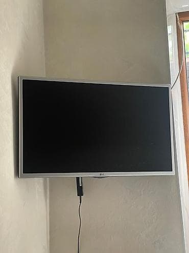 Телевизор LG, диагональ примерно 32–37" (по габаритам на стене) — 1