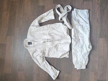 Кимоно самбовка для дзюдо/дзю-джитсу (ростовка 130 см). Сын одевал at lalafo.kg Кимоно самбовка для дзюдо/дзю-джитсу (ростовка 130 см). Сын одевал