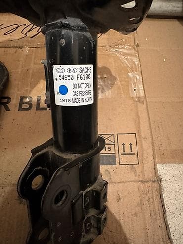 Детали ходовой части: Передний амортизатор Hyundai 2019 г., Б/у, Оригинал — 2