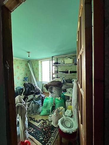 дома с большим участком: Продаётся дом с большим двором и хозяйственными постройками. ж/м — 5