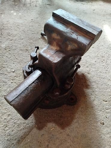 метал: Универсальные слесарные тиски, предназначенные для надежной фиксации — 1