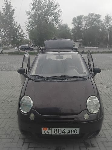 Компактный городской хэтчбек с поперечными рейлингами и багажником на