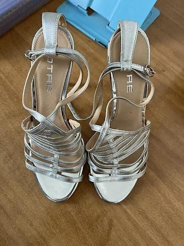 Кроссовки и спортивная обувь: Срочно продаю за дёшово Производство Италия состояние отличное 37 — 2