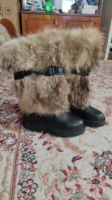 женские зимние сапоги из натуральной кожи и меха: Зимние сапоги. Размер примерно 39-40. Шили на заказ. Натуральный мех — 3