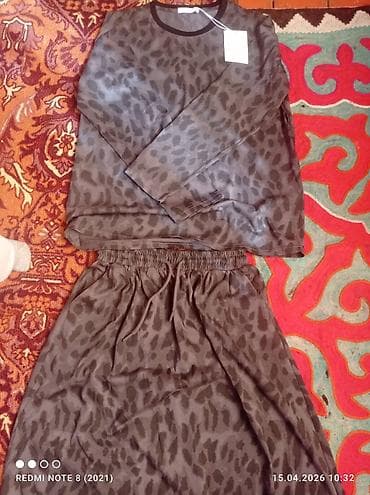 Женский костюм из двух предметов: джемпер с длинным рукавом и юбка