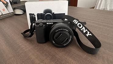 Sony ZV-E10 с кит-объективом E PZ 16–50mm f/3.5–5.6 OSS II Компактная