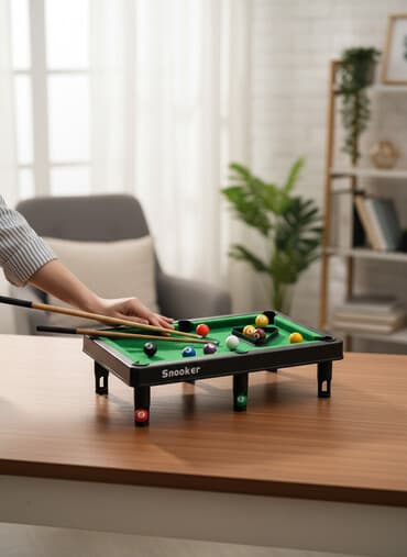 Компактный бильярдный стол с зеленой поверхностью. В комплекте идут