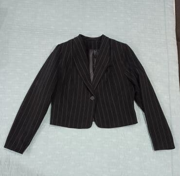 брюки и блузку: Брюки расклешенные с высокой талией, сбоку замок. Короткий пиджак — 1