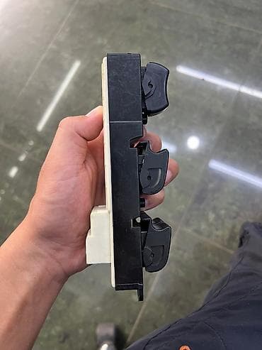 стеклы: Блок управления боковыми стёклами. Кнопки на Toyota Corolla 2001г. - — 2