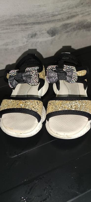 Продам очень милые босоножки для малышки подойдут под любое платье и