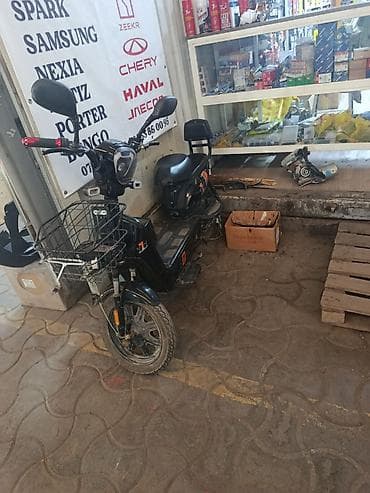 jet sky: Электрический мопед (городской скутер) черного цвета. Основные — 1