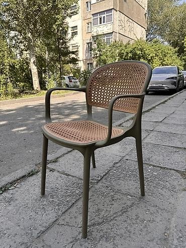 Стул с подлокотниками в стиле «кане» для дома и улицы ( есть два