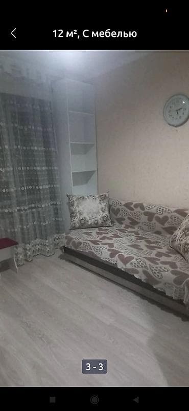 Комната 12 м², с мебелью. Уютное помещение с окном и легкими тюлевыми