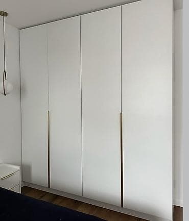 Шифоньерлер, кийидер үчүн шкафтар, Түз