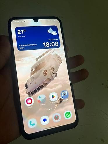 Смартфон Android с каплевидным вырезом экрана и тонкими рамками