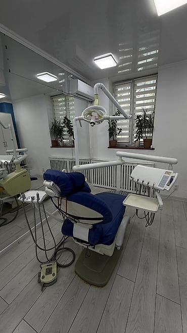 Медицинское оборудование: Стоматологическая установка с креслом и верхней/нижней подачей — 3
