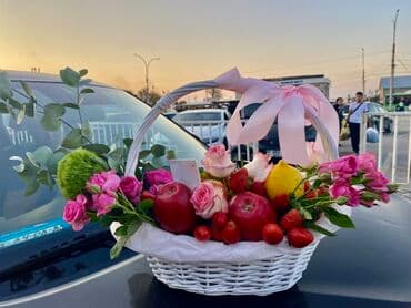 корзины для цветов: Подарочная плетёная корзина с цветами и фруктами. Состав: - Белая — 1