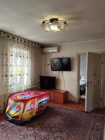 с гаража: Продаётся частный дом с большим ухоженным двором и садом. Основные — 10