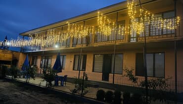 дом из бишкека: Сдается суточный гостевой дом! - Двухэтажное здание с открытой — 1