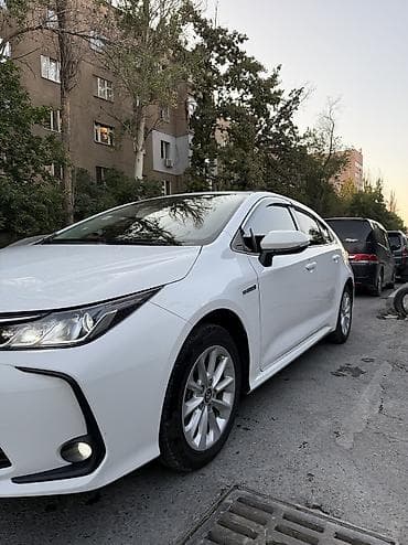 byd e2 2023: Toyota Corolla: 2020 г., Гибрид, Седан — 3